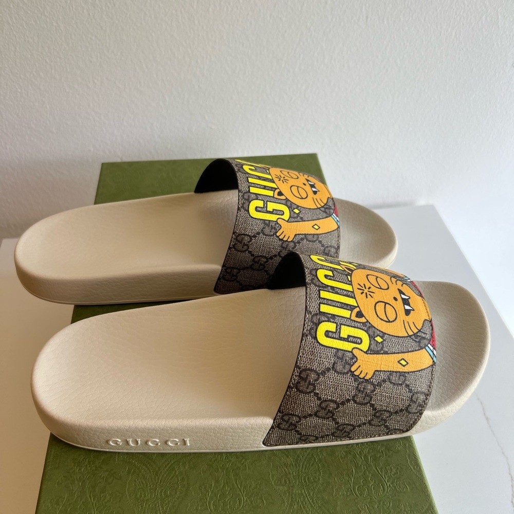 Gucci x Pablo Delcielo men's GG Supreme slides featuring a "funny cat" graphic. - Picture 14 of 16